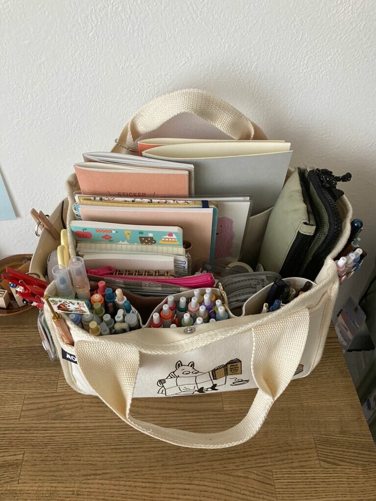 机の上のトートバッグにはカラーペン、ノート、はさみ、のりなど。立てる収納で取り出しやすい。