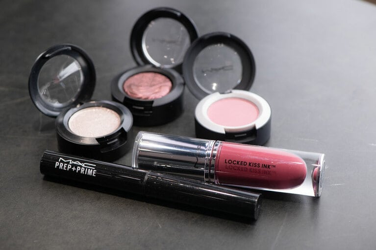 一番下の黒いスティック状のアイテムが、リップ用下地の「M∙A∙C プレップ プライム リップ」3,410円。