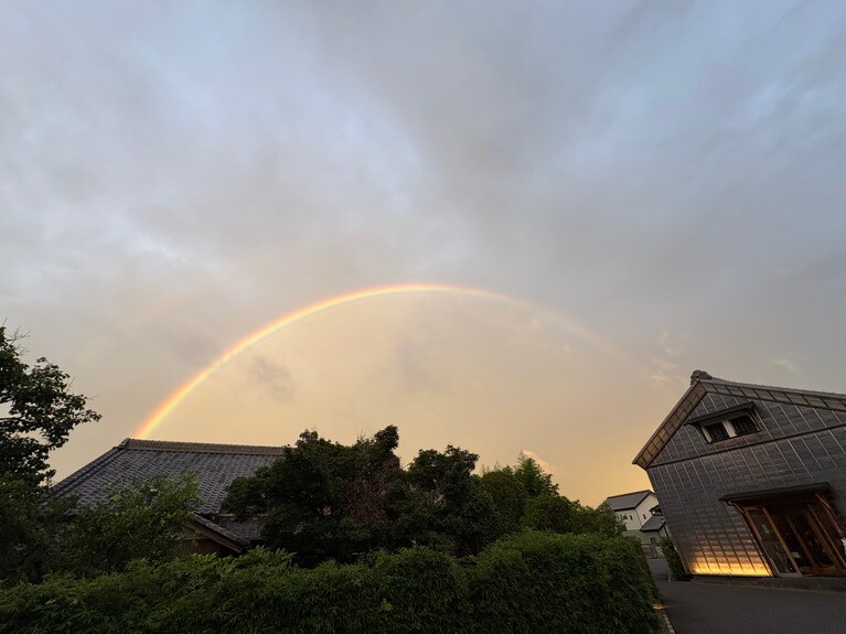 夕食をいただいたこの日は、空に二重の虹がかかっていた。（筆者撮影）