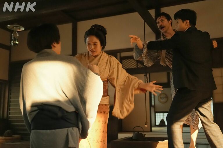 5枚…ヘブンを止める錦織（『ばけばけ』公式Instagramより）