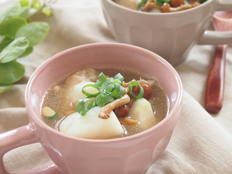 芋類が柔らかくなってきたら、塩で味を整え器に盛り付けて完成。