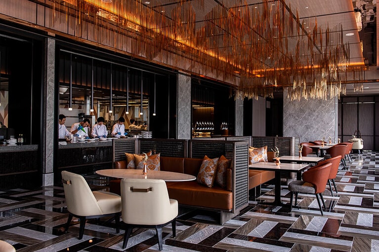 伝統的なキモノ柄「矢絣(やがすり)」をモチーフにした天井アートがきらめくレストラン「シェフズ・シアター」。