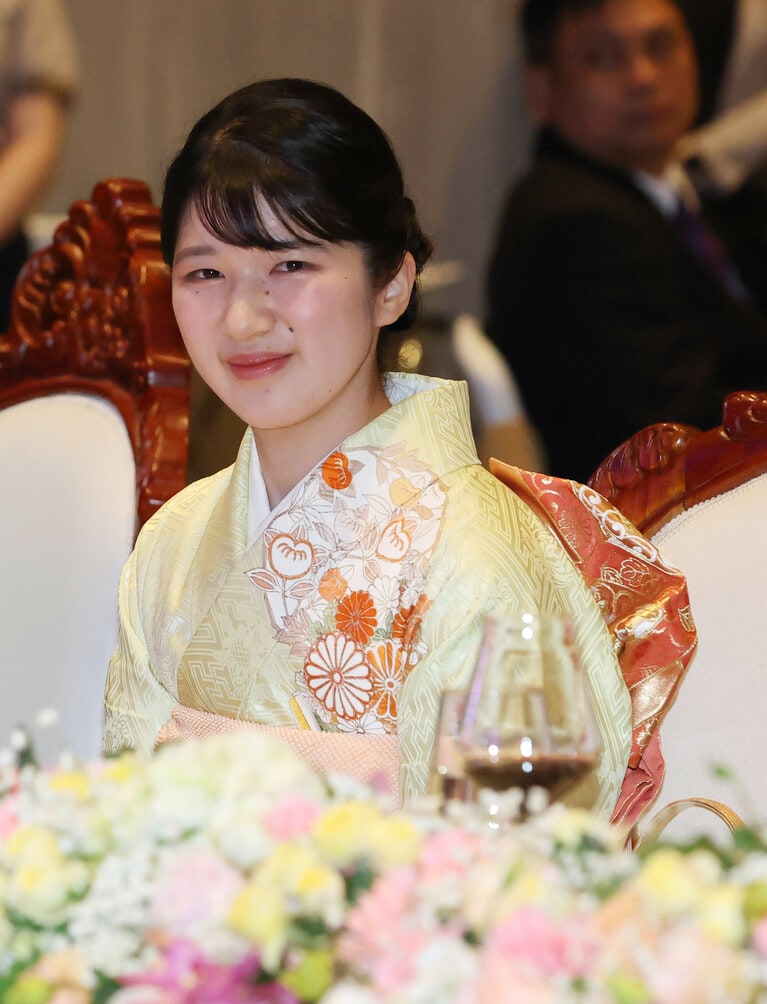 薄い黄色地に、菊・橘・梅など四季の花が咲き誇る　©時事