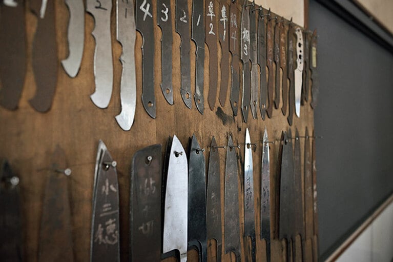 さまざまな包丁の型見本が、壁にずらり。