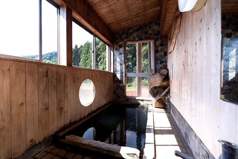 旅館大沼［宮城／東鳴子温泉］陽の湯。