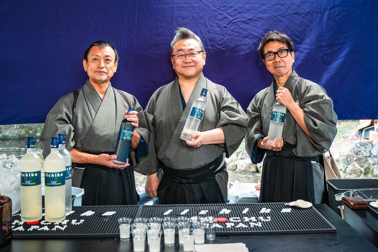 奉納後、参加者にカクテルをふるまったゲストバーテンダーのみなさん。左から山下和弘氏、上野秀嗣氏、松葉道彦氏。