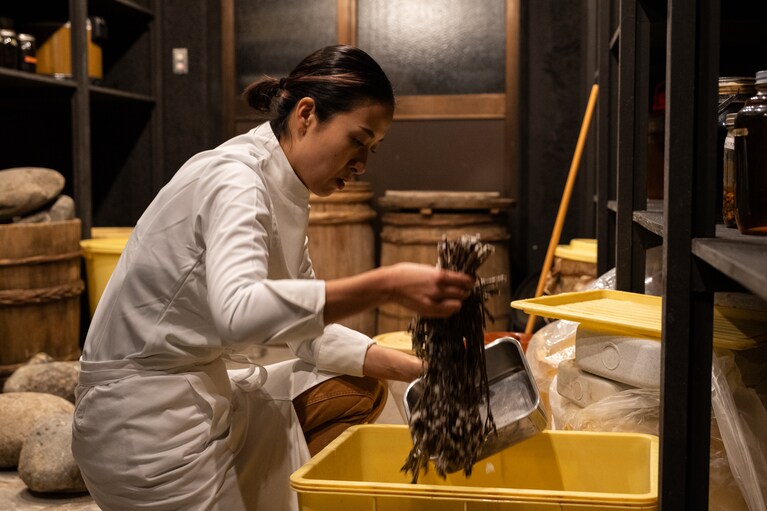 春の山で収穫したワラビやウドは塩蔵しておき、塩抜きしてから調理に使います。