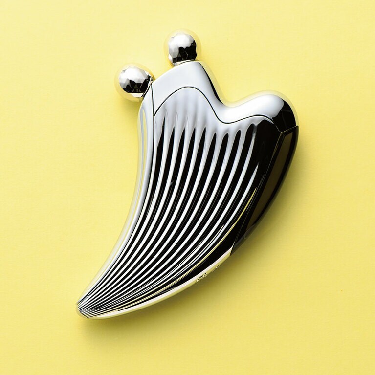 “すくい上げて、つまみ流す”が気持ちいい。ローラーのフィット感が最高！　リファカッサレイ 23,800円／MTG