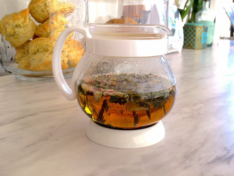 スパイスを水に入れて十分煮出してから、牛乳を入れてさらに沸騰させずに煮る。