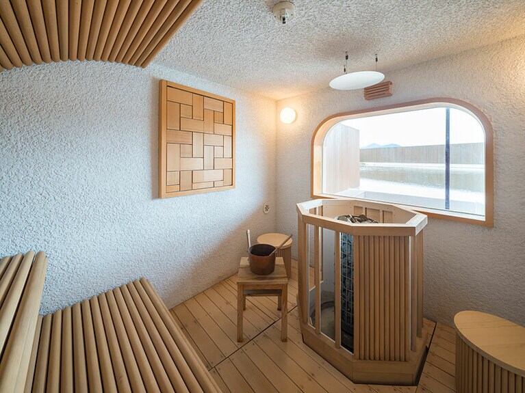 世界初、坂 茂氏デザインのフィンランド式サウナも。