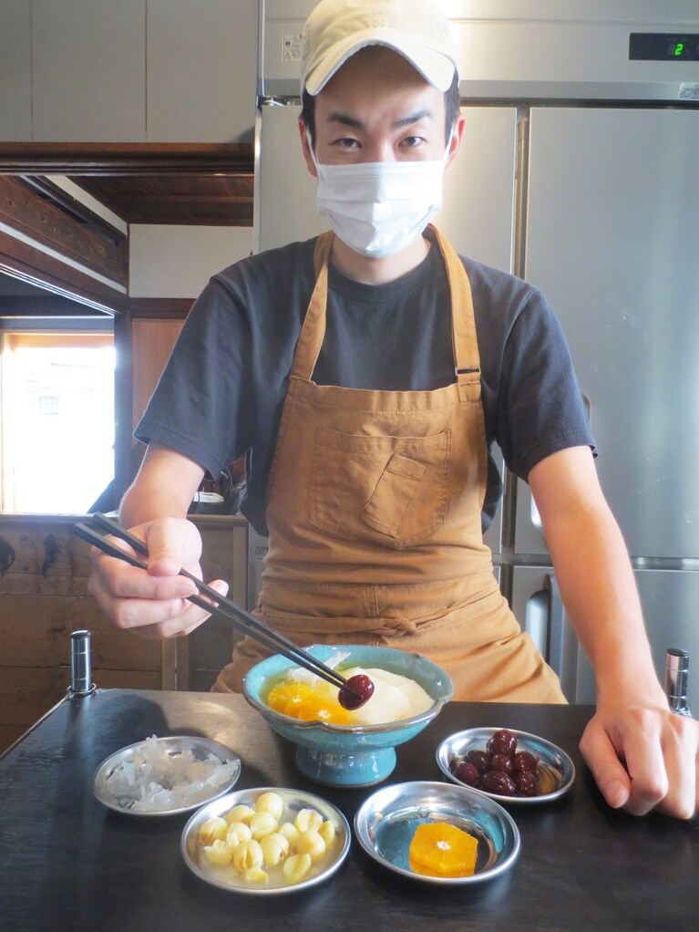 「豆花」を仕上げる藤井俊輔さん。