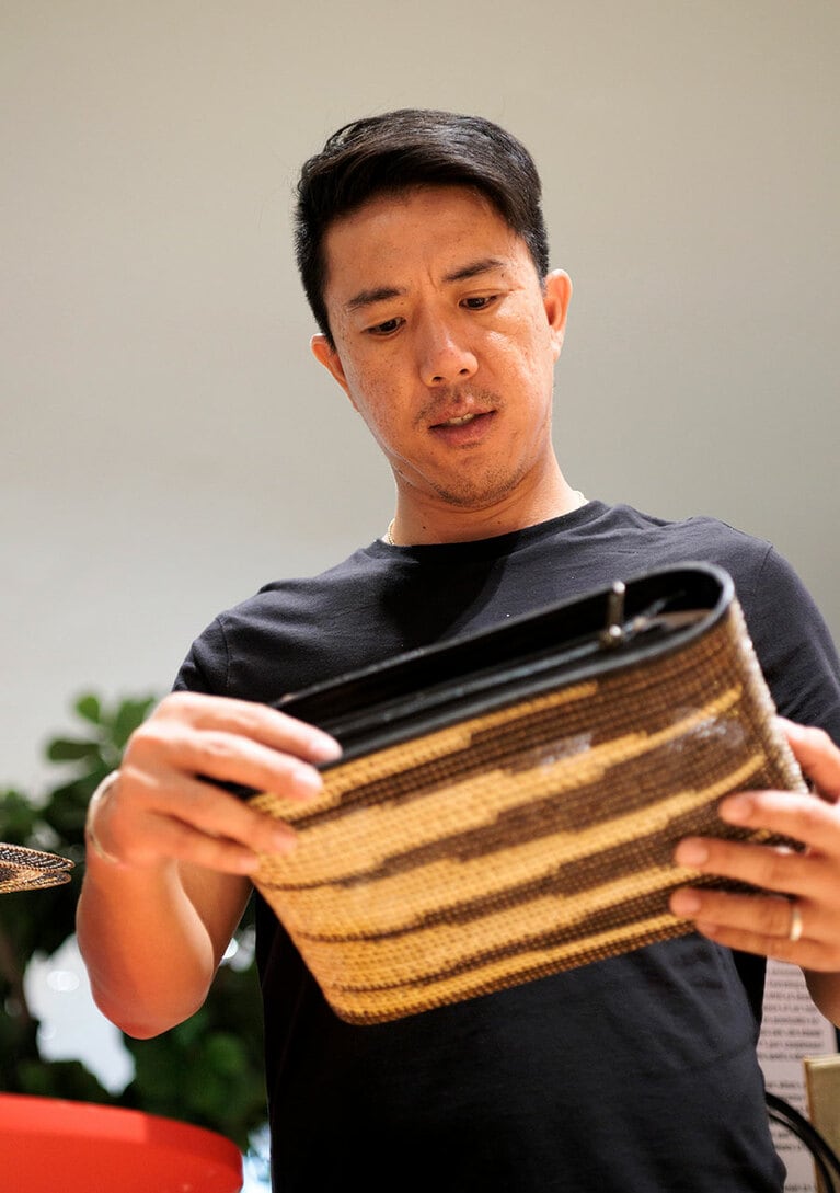 パリット・ホンスチョンさん。「ブンヤラット・タイ・クラフト」代表。タイ最大級の複合施設「アイコンサイアム」の「アイコンクラフト」などにコーナーを持つほか、日本をはじめ国外の展示会にも積極的に参加し、ヤーンリパオバッグの魅力を世界に発信している。