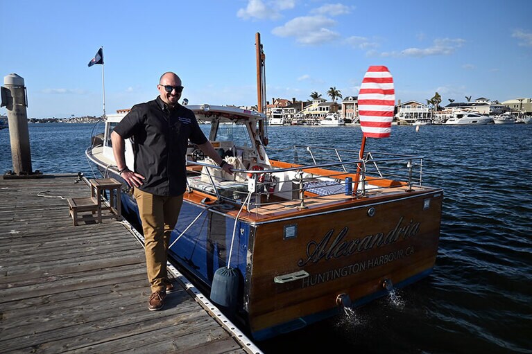 ウッドのヴィンテージボートでクルージング。