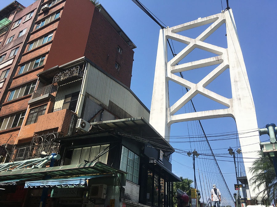 吊り橋のたもとには駅側から連なる古い商店街があります。ここにコンビニも。