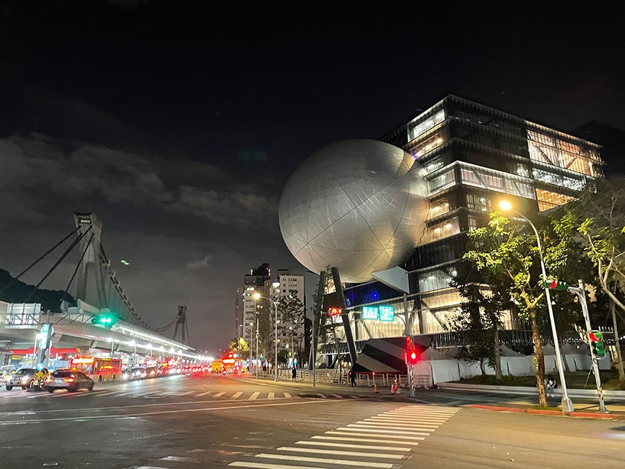 士林夜市近くにできた新しいランドマークの「台北表演藝術中心」。