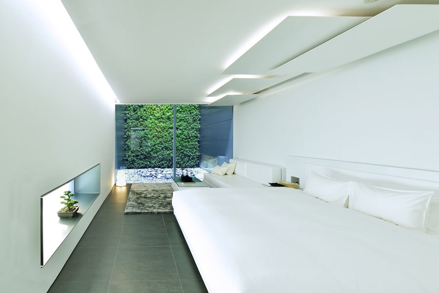 坪庭に面してスタイリッシュな空間が広がる客室「MOGANA GARDEN」。