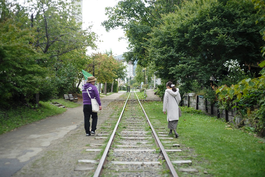 廃線となった「手宮線」は、線路沿いを歩いて楽しんだり、撮影におすすめのスポット。