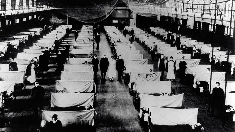 スペイン風邪感染者隔離のため、倉庫にベッドが並べられている(1918年、アメリカで撮影)　©getty.jpg