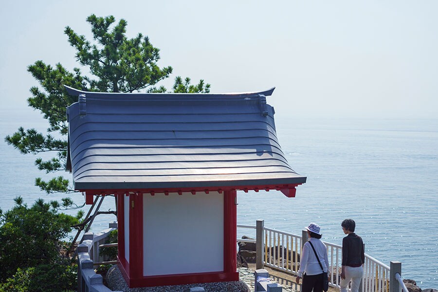太平洋を眺める龍王岬に鎮座する海津見神社。龍王宮とも呼ばれ、創建年は不詳だが、古来より海上安全と漁業繁栄の信仰を集めている。