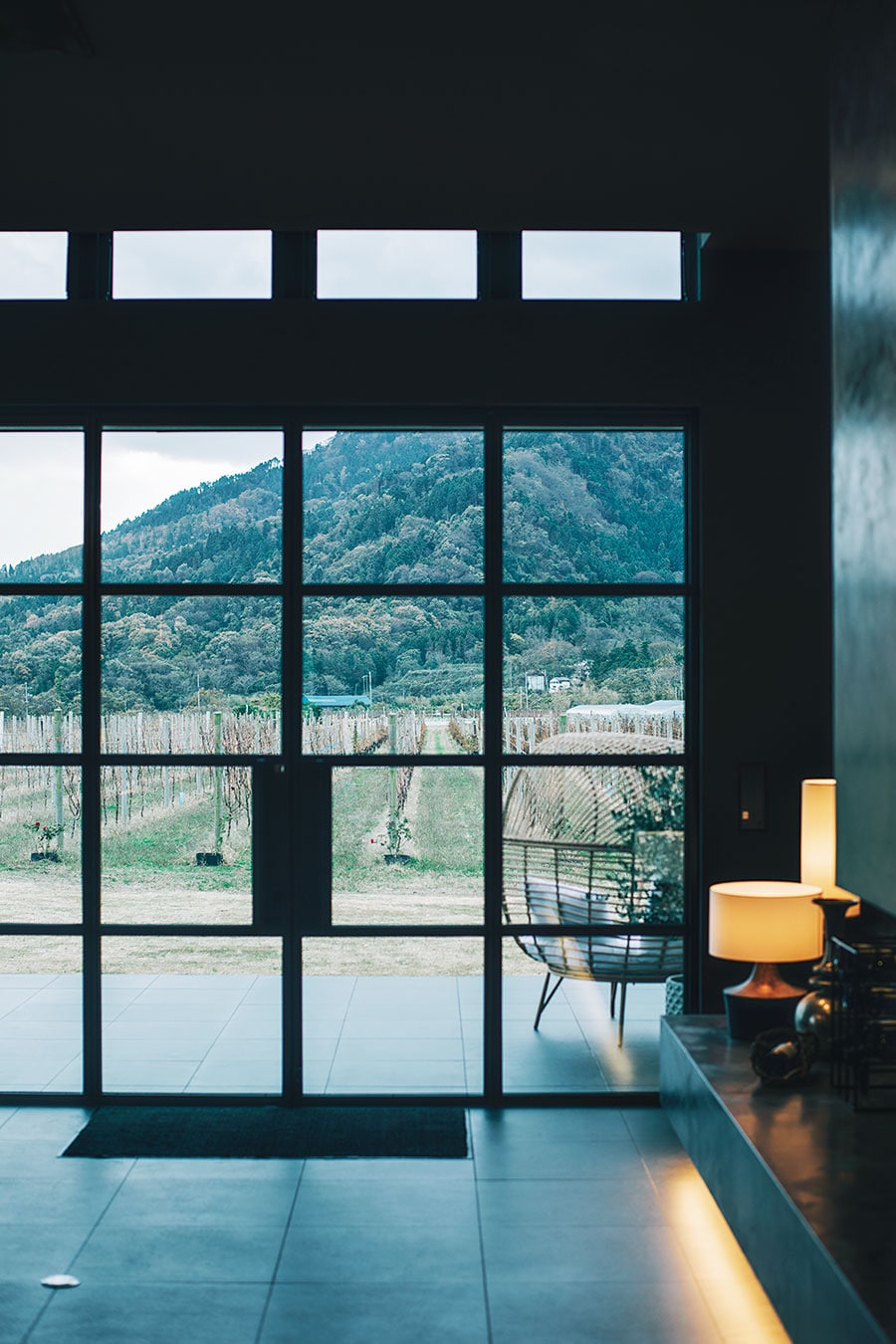 【Winerystay TRAVIGNE】600坪の葡萄畑に面したホテル。朝は畑でランニングする人も。Photo: Masahiro Shimazaki