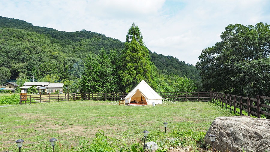東京から移住してきた夫婦が運営するキャンプ場。必要な道具はレンタル可能で、キャンプの楽しみ方や道具の扱い方をレクチャーしてくれるため、キャンプ初心者も気軽に楽しめます。