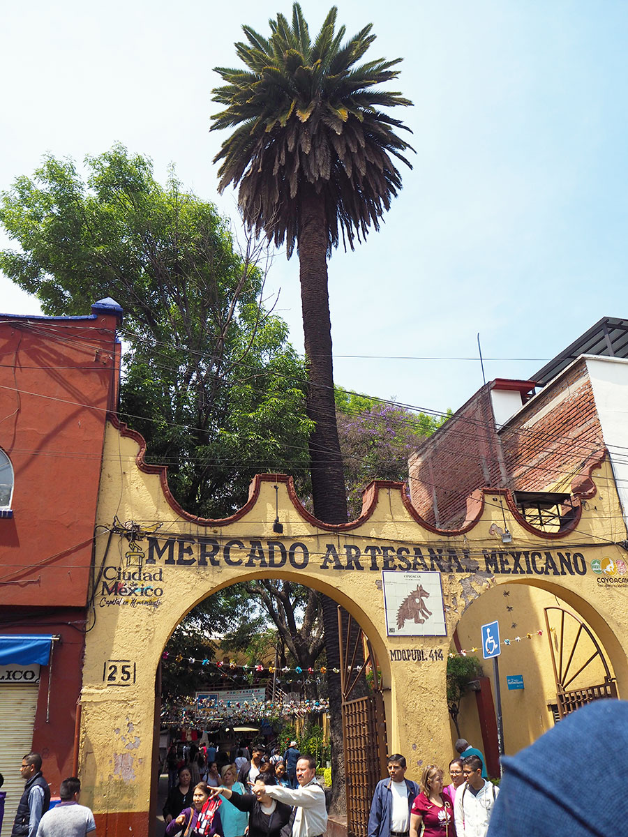イダルゴ広場の目の前には「メキシコ民芸品市場」がある。焼き物、刺繍、布製品はもちろん、キーホルダーなどのお土産にしたくなる小物も。