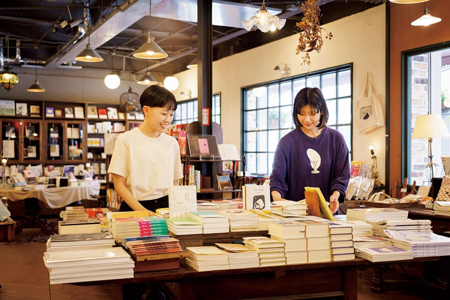 恵文社一乗寺店。書籍全般を担当する韓千帆さん（左）と、書籍から絵本までカバーする藤林沙樹さん。スタッフの穏やかな空気感もいい。