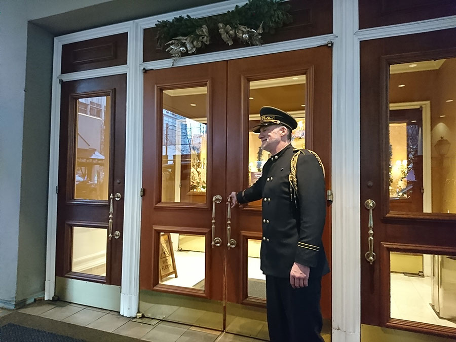 ホテルの入り口では名物ドアマンがにこやかにお出迎え。