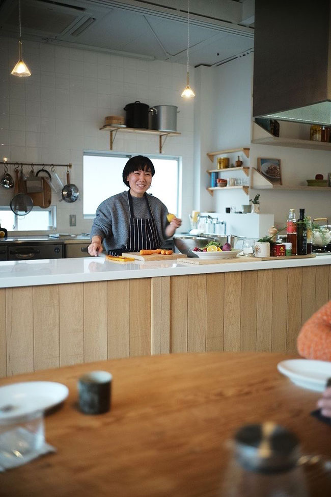 福岡市内に設けたアトリエ「kichi」では、旬の野菜を使った料理教室やイベントを開催。