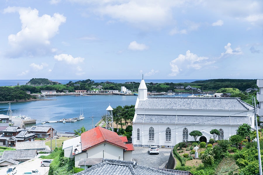 海を望むように立つ水ノ浦教会(1880年創建)。白亜の外観が美しく、木造の教会としては国内最大規模。