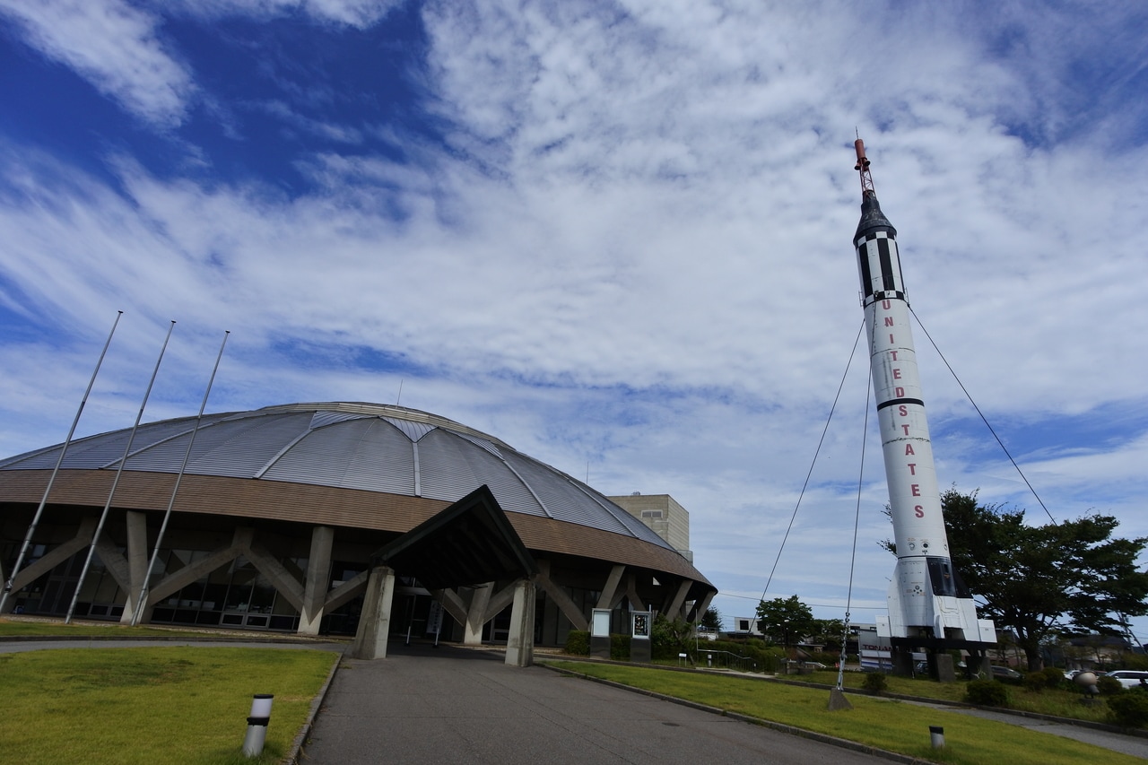 ここが宇宙人サンダーくんのバイト先、コスモアイル羽咋。入り口に本物のロケットが展示されています。格安で、ほぼ輸送費のみで譲り受けたそう。