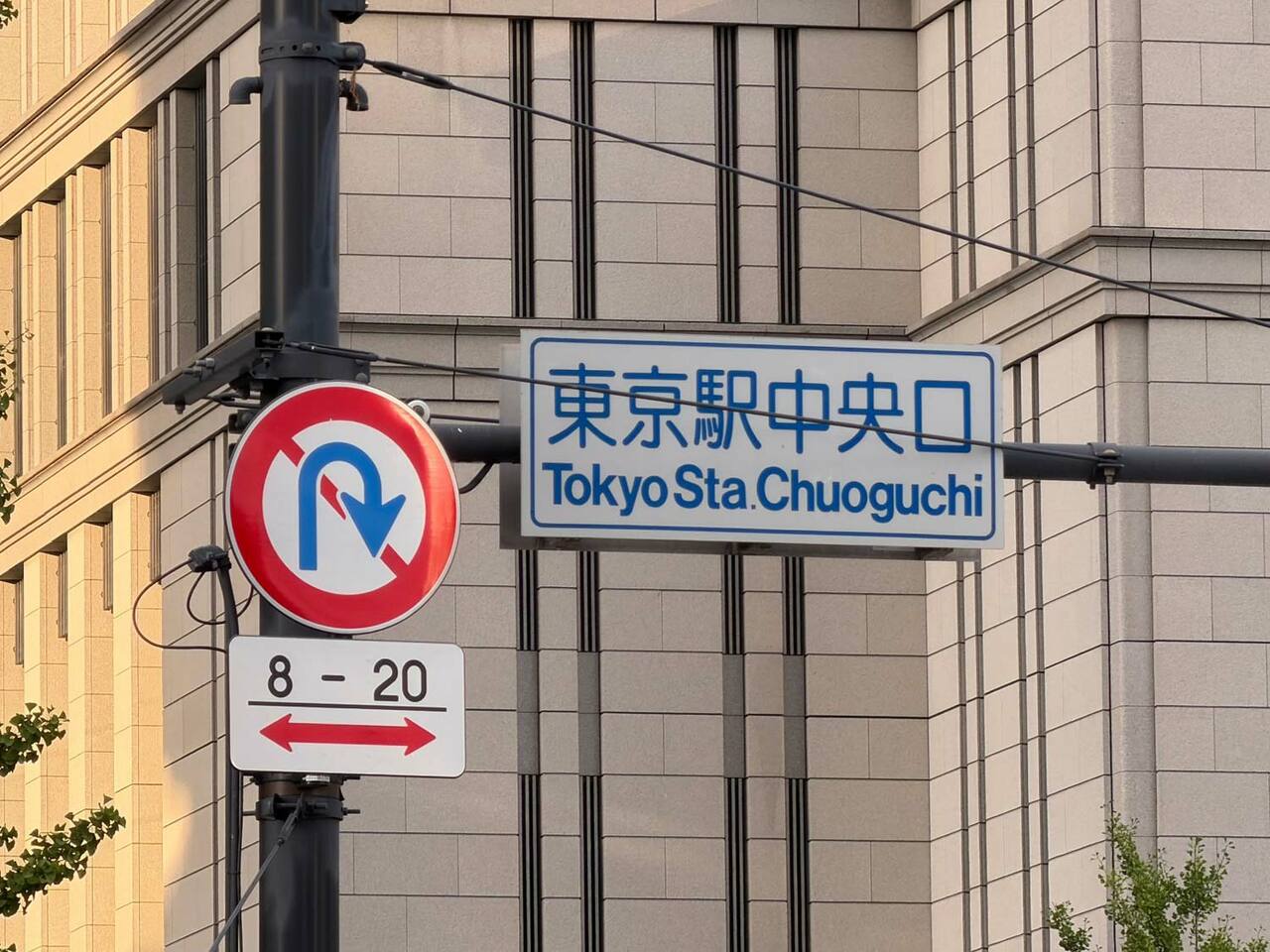 同じ看板を至近距離から撮影したのがこちら。前述のPixelのデジタルズームでは、元画像にない要素が加わっているのが分かります