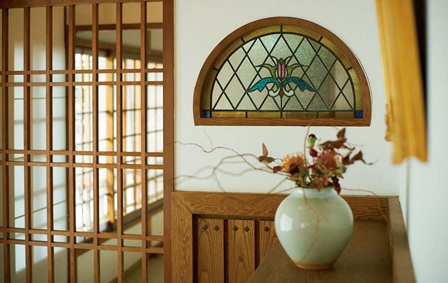 身近にある自然をモチーフとして取り込んだステンドグラスなどの装飾が至るところに。