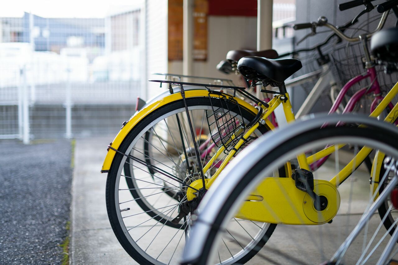 埃を被った自転車が放置されていないか、駐輪場を確認しておきたい　©AFLO