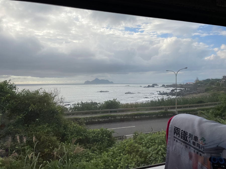 東部へ向かう列車の車窓からは、美しい海岸線沿いの風景が楽しめます。