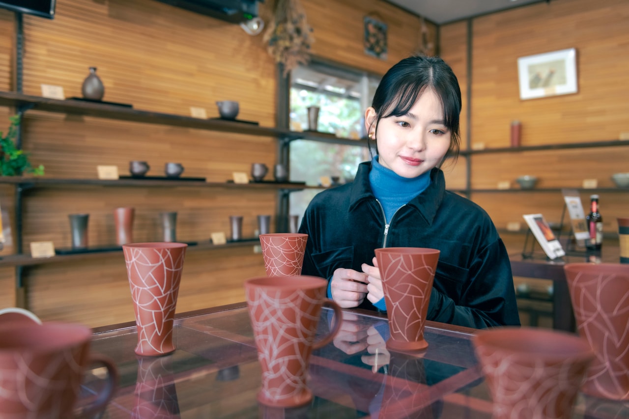 無名異焼の窯元「北沢窯」を訪れた俳優の山田杏奈さん。