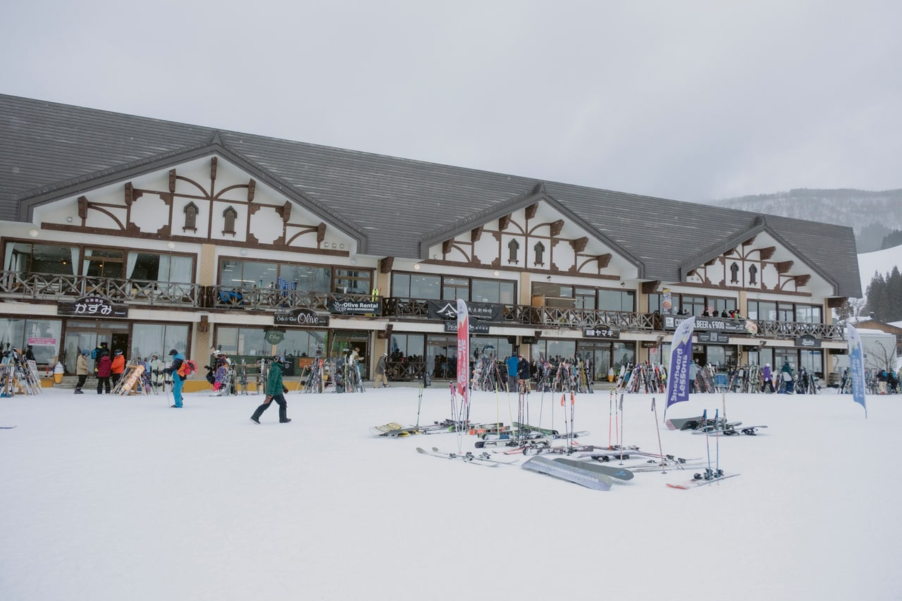 野沢温泉スキー場の魅力はその広さ！　コース・ゲレンデ数は44コースあり、難易度も多様。40％ほどが初心者でも楽しめるコースなので、初めてのスキーという人でも安心。写真は日影ゴンドラの発着駅の日影駅付近のゲレンデ。