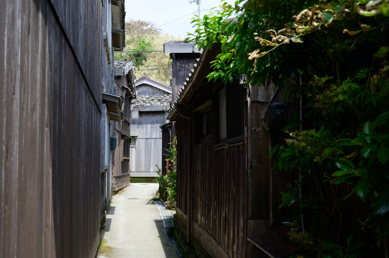 風情のある宿根木集落の路地を歩いて向かいます。