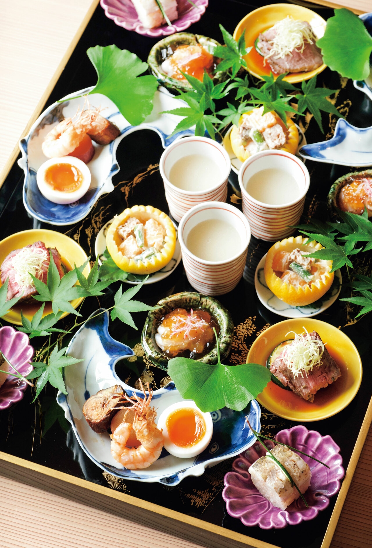 夕食のお楽しみは、様々な器と食が響きあい、あでやかな景色を見せてくれる八寸。