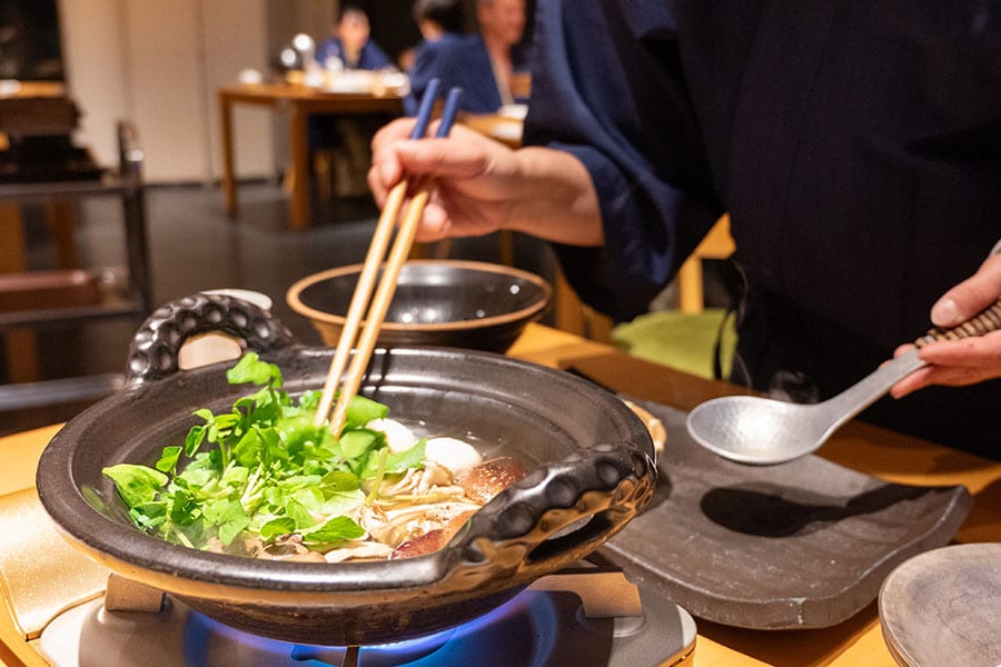 出汁はスッポンとカツオ。地場の食材を使った「楽園なべ」。