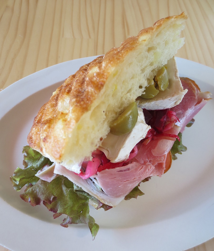 「本日のサンドイッチ」650円。ポテトパン、弓削牧場のカマンベールチーズを使って。