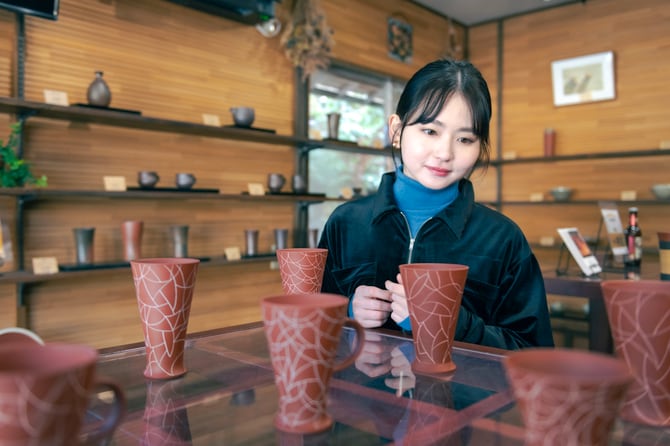 無名異焼の窯元「北沢窯」を訪れた俳優の山田杏奈さん。