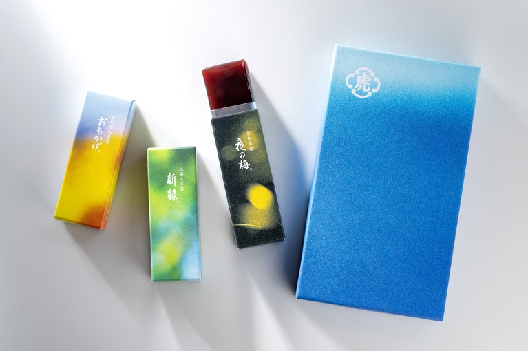 「夏パッケージ小形羊羹5本入 夏柄化粧箱」1,782円。6月1日（月）～8月中旬の販売。