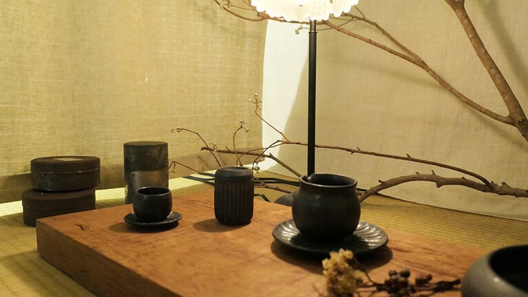 ロフトの茶室ではテイスティングすることもできます。アーウィンさんが注目する台中の器作家、方煜程氏の作品も展示。