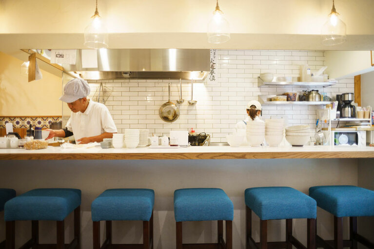 1階はカウンター席。2階にテーブル席あり。