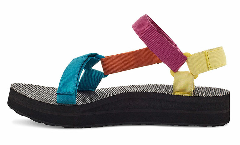 速乾性、耐久性にも優れていて、衝撃を緩和する軽量のミッドソールは1日中歩いても快適な履き心地。