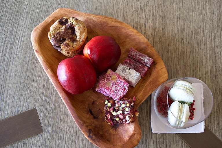 ウェルネスリゾートなのに、誘惑は多い。テーブルにはマカロンやクッキー、トルコの銘菓で“ゆべし”のような「ロクム」が並んでる。甘さ控えめだが、おいしいのでこれはマズい。