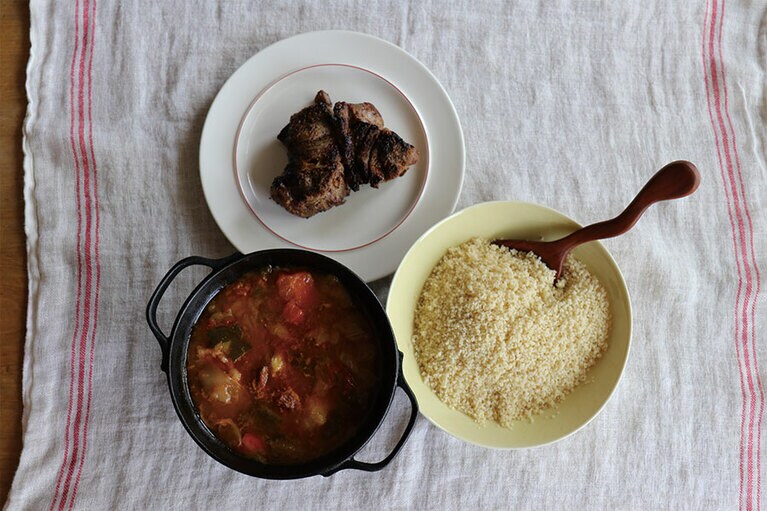 炭火焼仔羊のクスクス　ファミリーセット 3,500円／cous cous Rougirクスクス ルージール　※テイクアウトしたものを自分で盛り付けてます。