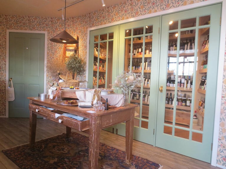 見やすいワインセラーを備えた店内。