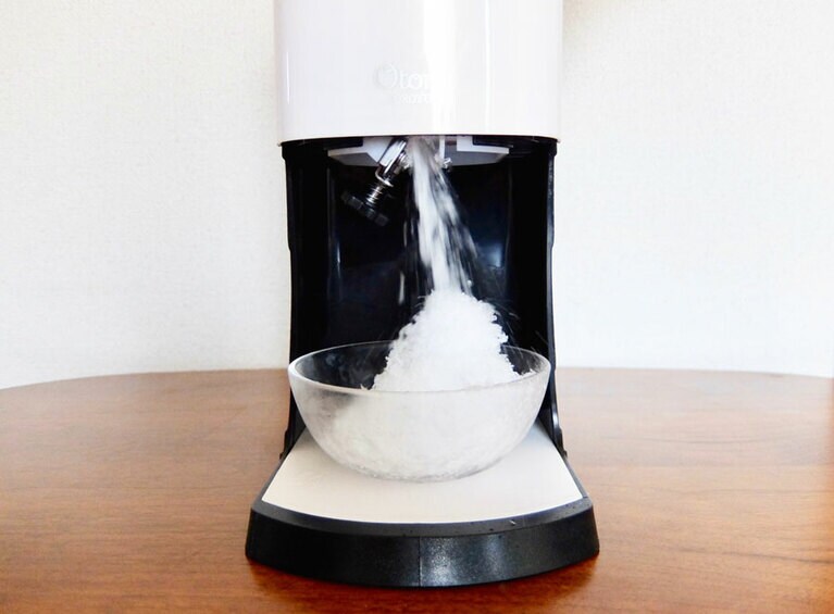 氷が出るところに付いているのが、刃の高さを変える調整ネジ。